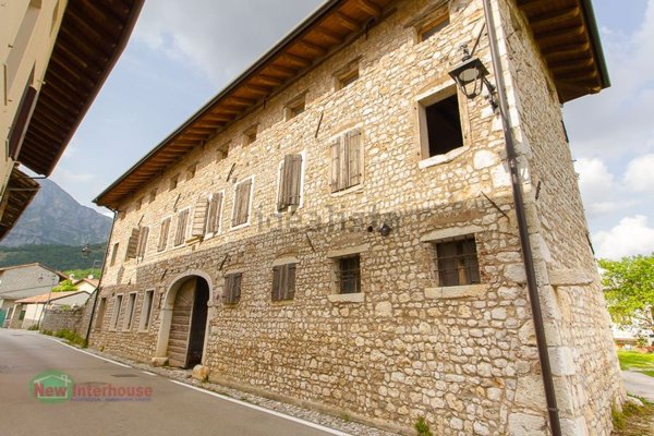casa indipendente in vendita a Montereale Valcellina