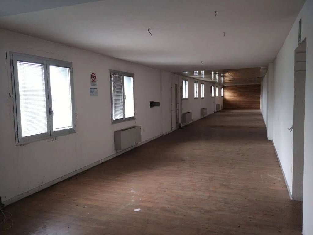 locale commerciale in vendita a Pasiano di Pordenone in zona Cecchini