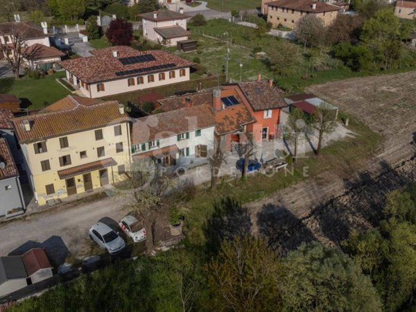 casa indipendente in vendita a Pasiano di Pordenone in zona Azzanello