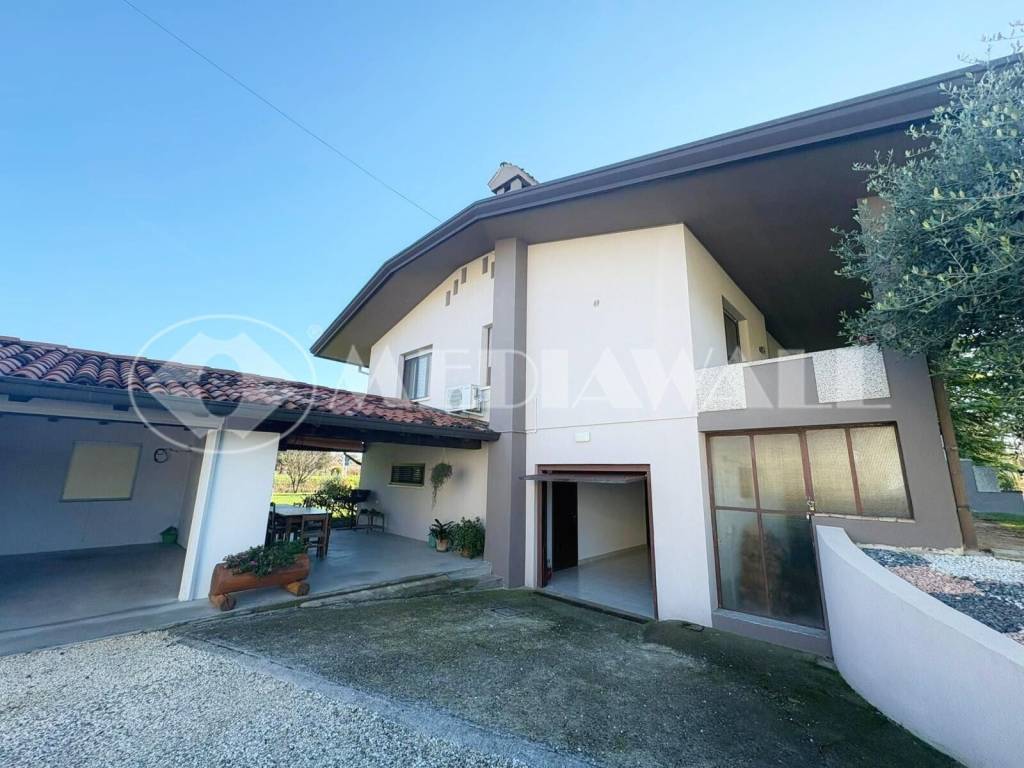 casa indipendente in vendita a Pasiano di Pordenone in zona Visinale