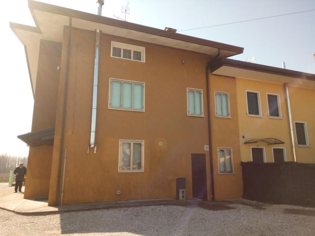 casa indipendente in vendita a Pasiano di Pordenone in zona Azzanello