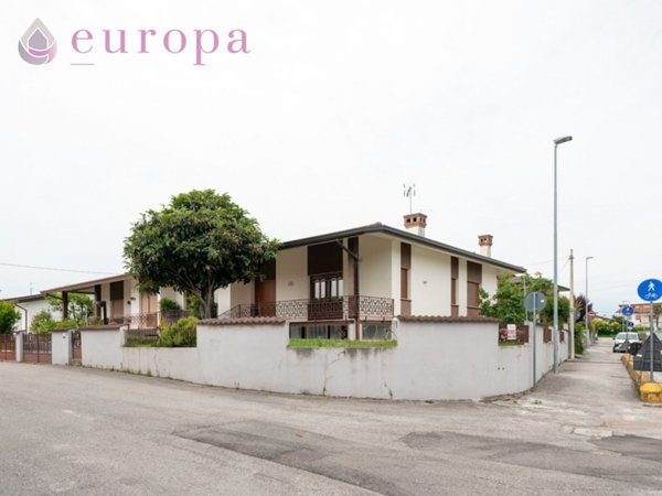 casa indipendente in vendita a Porcia in zona Talponedo