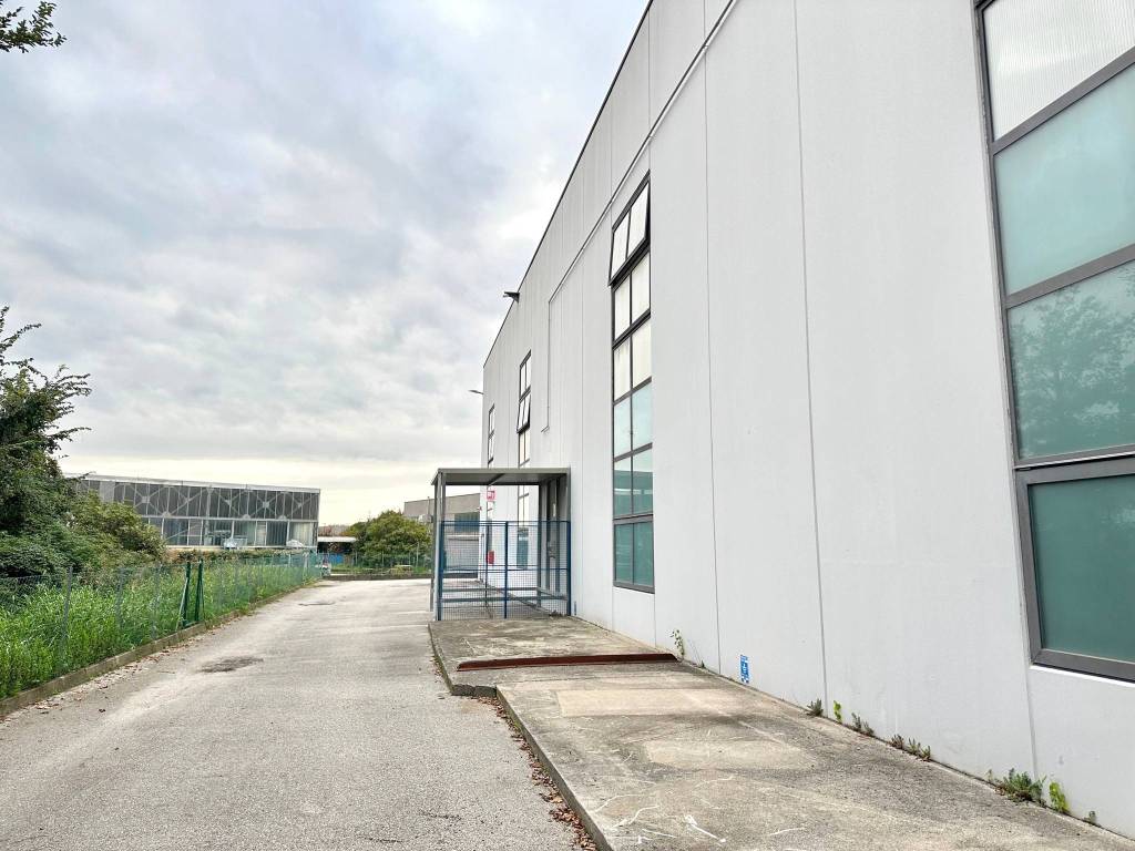 locale commerciale in vendita a Porcia