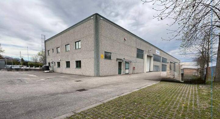 locale commerciale in vendita a Porcia in zona Pieve