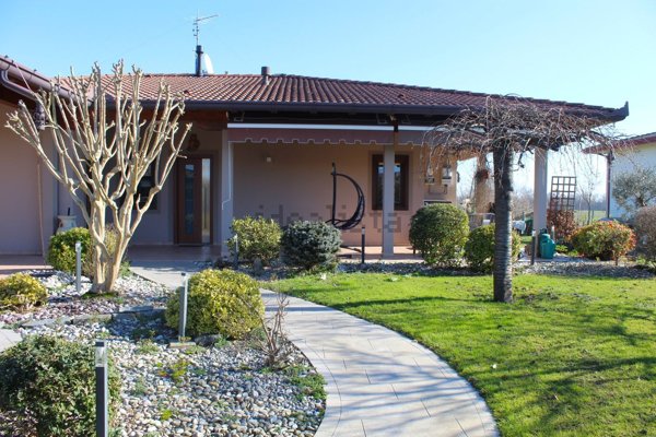 casa indipendente in vendita a Porcia in zona Rondover