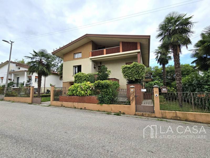 casa indipendente in vendita a Pordenone in zona Borgomeduna