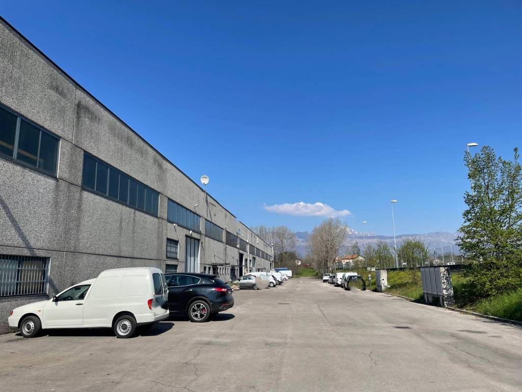 locale commerciale in vendita a Pordenone