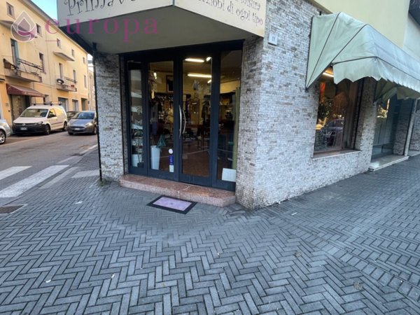 negozio in vendita a Pordenone
