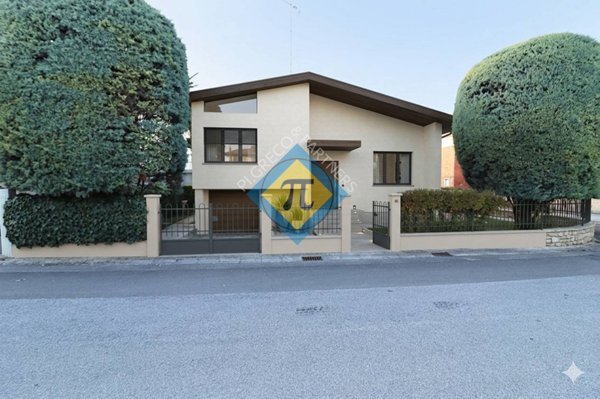 casa indipendente in vendita a Pordenone in zona Borgomeduna