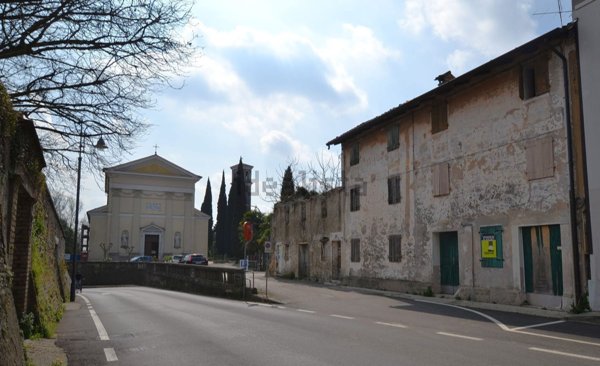 esavano in vendita a Pordenone