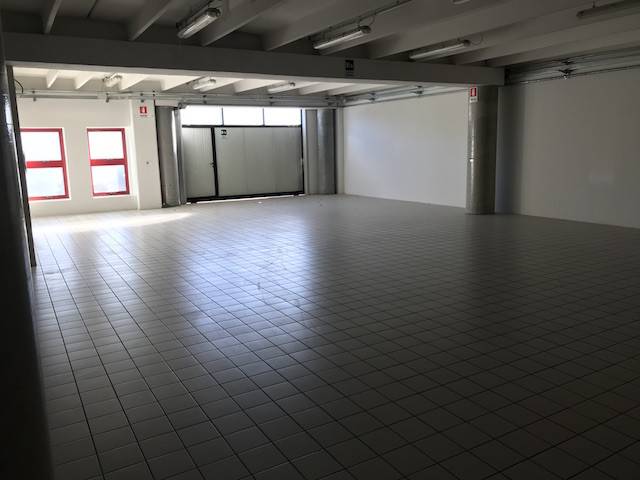 locale commerciale in vendita a Pordenone in zona Vallenoncello