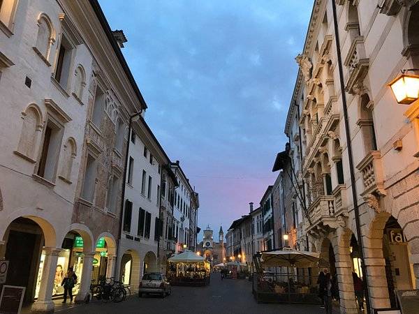 negozio in vendita a Pordenone