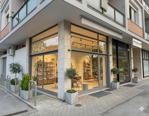 locale commerciale in vendita a Pordenone