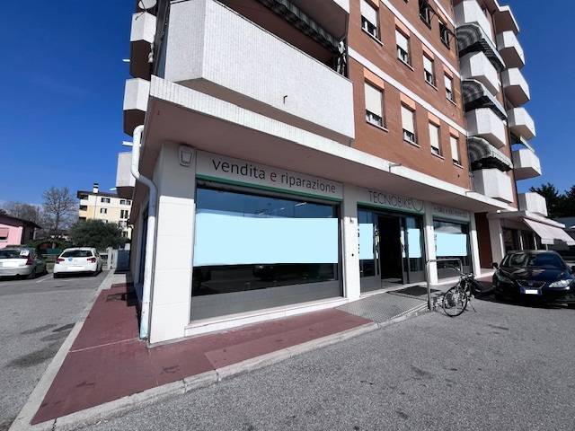 locale commerciale in vendita a Pordenone in zona Torre