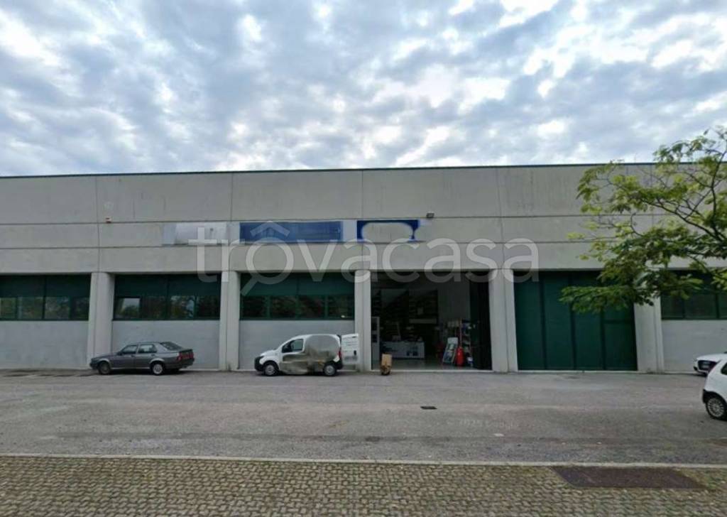 locale commerciale in vendita a Pordenone in zona Vallenoncello