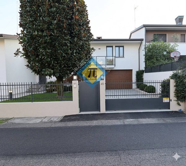 casa indipendente in vendita a Pordenone in zona Borgomeduna