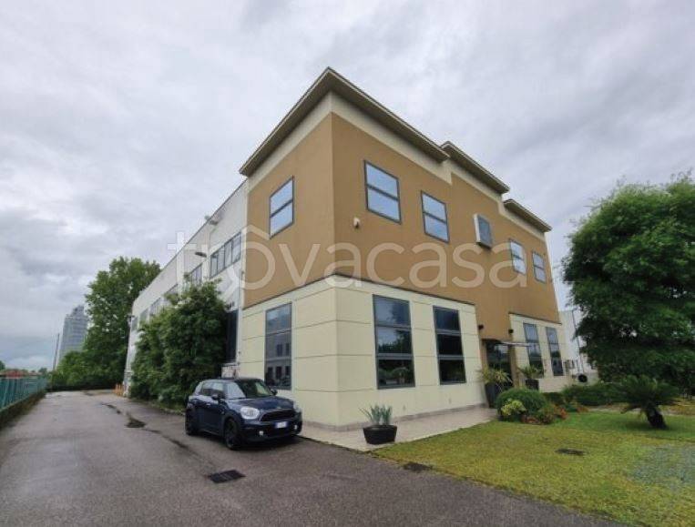 locale commerciale in vendita a Prata di Pordenone