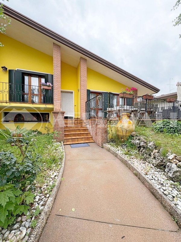 casa indipendente in vendita a Pravisdomini in zona Frattina