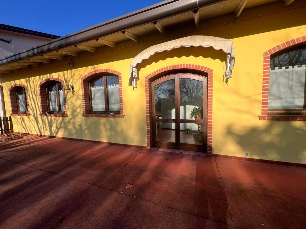 negozio in vendita a Roveredo in Piano