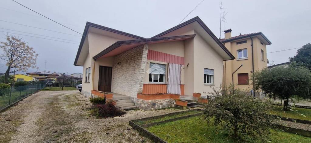 casa indipendente in vendita a Sacile in zona Cornadella