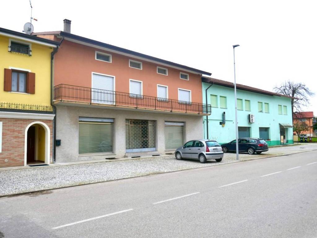 negozio in vendita a San Giorgio della Richinvelda in zona Provesano