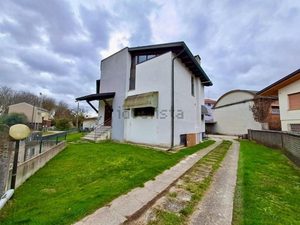 casa indipendente in vendita a Sesto al Reghena