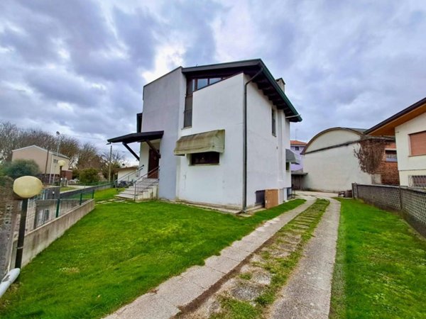 casa indipendente in vendita a Sesto al Reghena