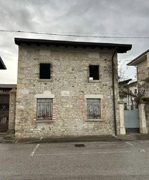 locale di sgombero in vendita a Spilimbergo in zona Istrago