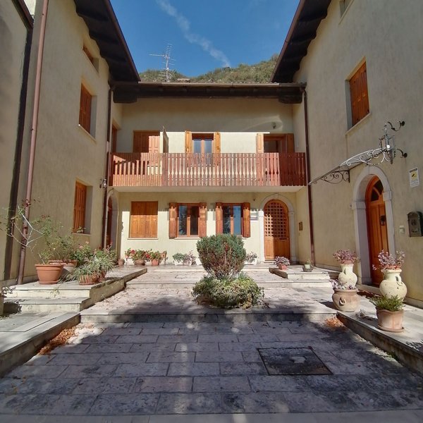 casa indipendente in vendita a Vito d'Asio