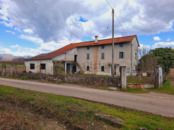 casale in vendita a Vivaro in zona Tesis