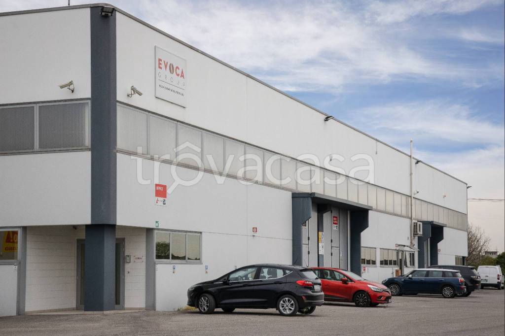 locale commerciale in vendita a Zoppola