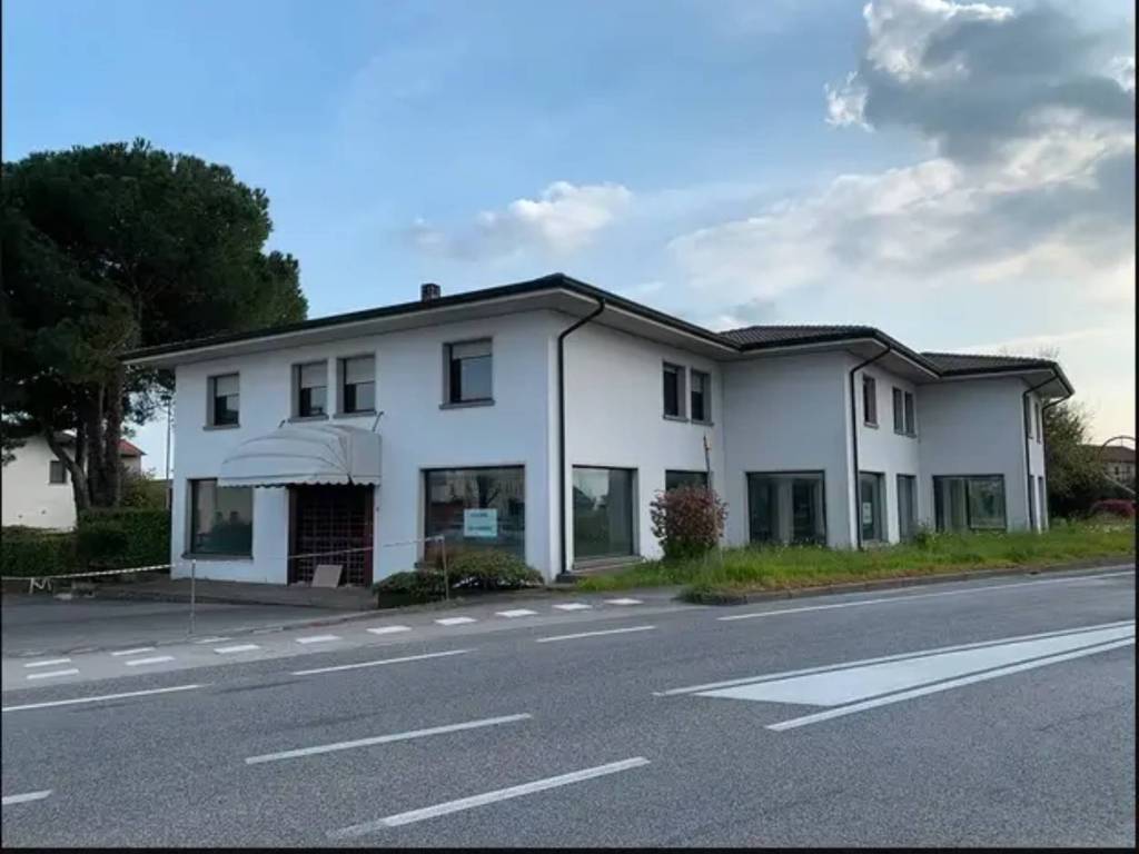 negozio in vendita a Zoppola in zona Orcenico Inferiore