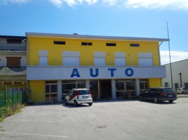 locale commerciale in vendita a Zoppola