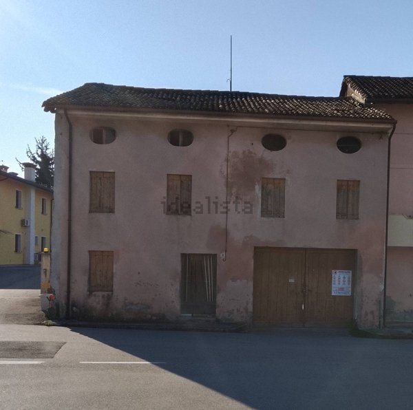 esavano in vendita a Zoppola in zona Orcenico Inferiore