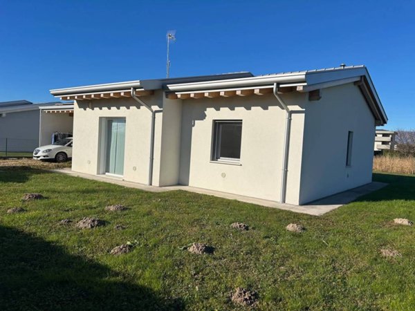 casa indipendente in vendita a Zoppola in zona Castions