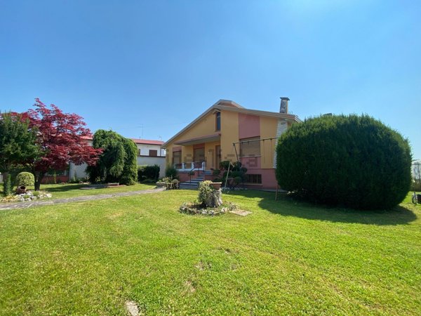 casa indipendente in vendita a Zoppola in zona Orcenico Inferiore