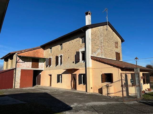 casa indipendente in vendita a Valvasone Arzene in zona Valvasone