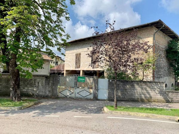 casa indipendente in vendita a Valvasone Arzene in zona Valvasone