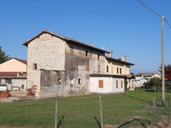 casa indipendente in vendita a Valvasone Arzene in zona Valvasone