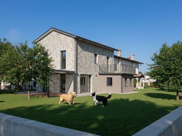 casa indipendente in vendita a Valvasone Arzene in zona Valvasone