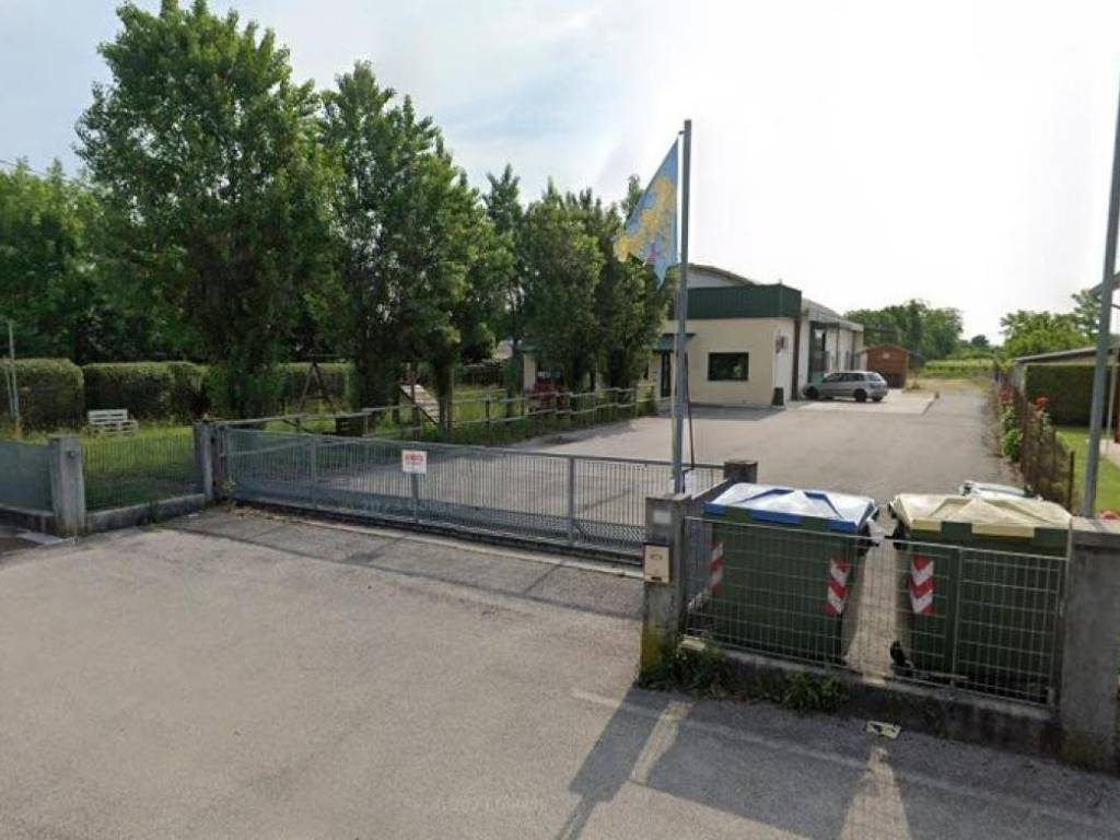 locale commerciale in vendita a Valvasone Arzene in zona Valvasone