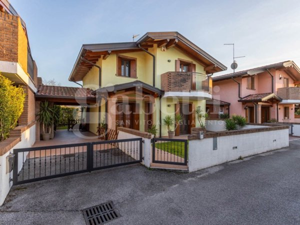 casa indipendente in vendita a Valvasone Arzene in zona Arzene