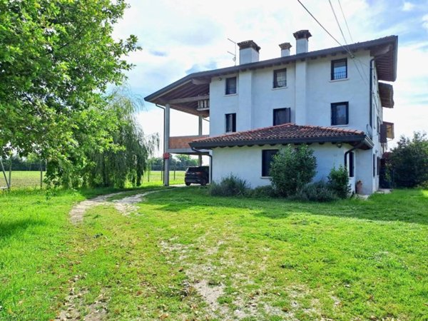 casa indipendente in vendita a Valvasone Arzene in zona Valvasone