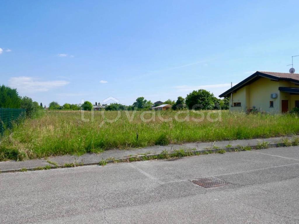 terreno edificabile in vendita a Valvasone Arzene in zona Arzene