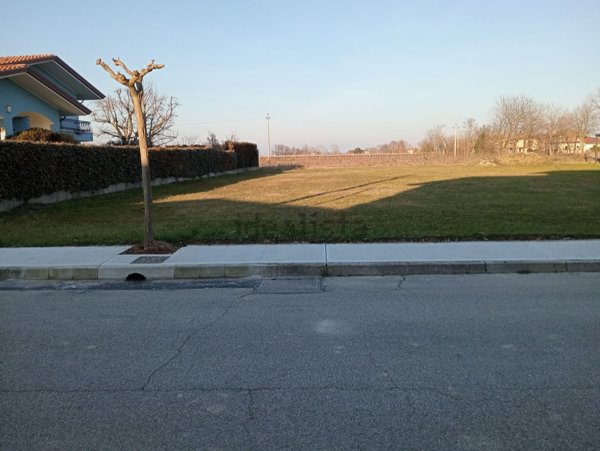 terreno edificabile in vendita a Valvasone Arzene in zona Arzene