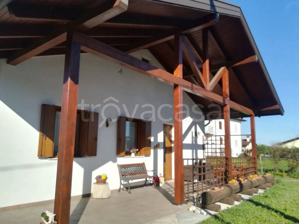 casa indipendente in vendita a Valvasone Arzene in zona Valvasone