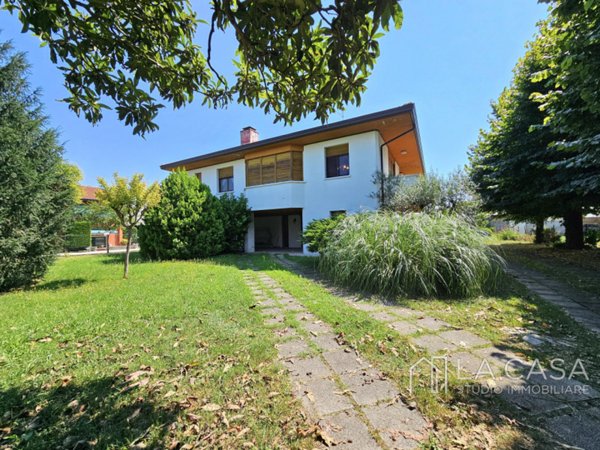 casa indipendente in vendita a Valvasone Arzene in zona Valvasone