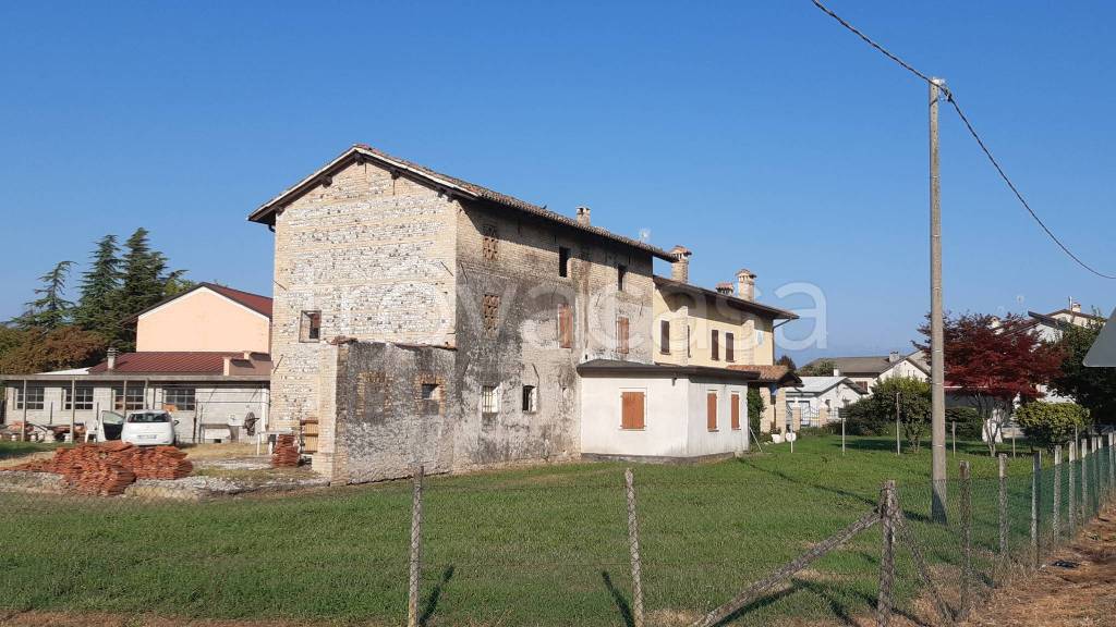 casa indipendente in vendita a Valvasone Arzene in zona Valvasone