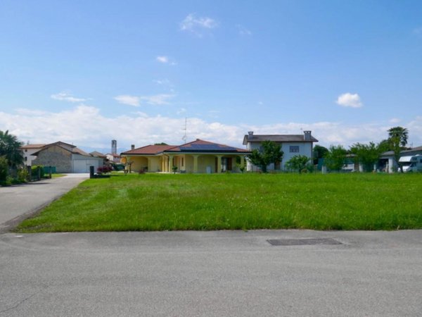 terreno edificabile in vendita a Valvasone Arzene in zona Arzene