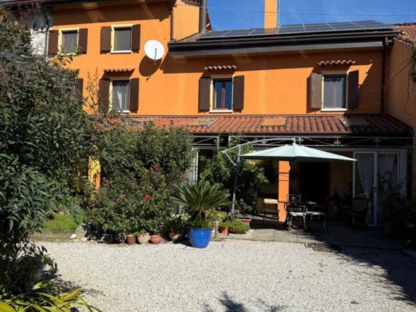 casa indipendente in vendita a Valvasone Arzene in zona Valvasone